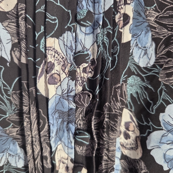 Torrid Black and Blue Floral Skull Blouse Size 00 - Picture 4 of 6